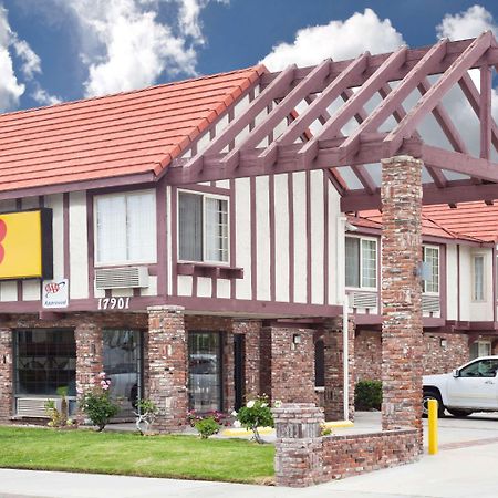 Super 8 By Wyndham Santa Clarita/Valencia Motel Dış mekan fotoğraf