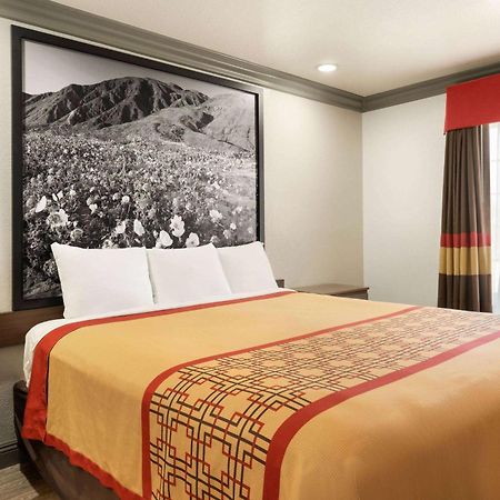 Super 8 By Wyndham Santa Clarita/Valencia Motel Dış mekan fotoğraf
