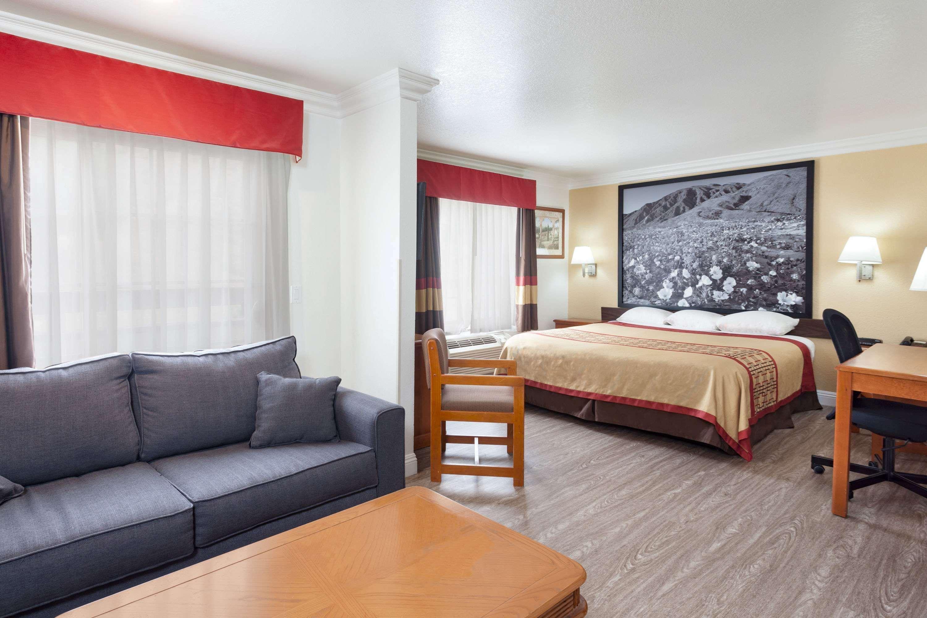 Super 8 By Wyndham Santa Clarita/Valencia Motel Dış mekan fotoğraf