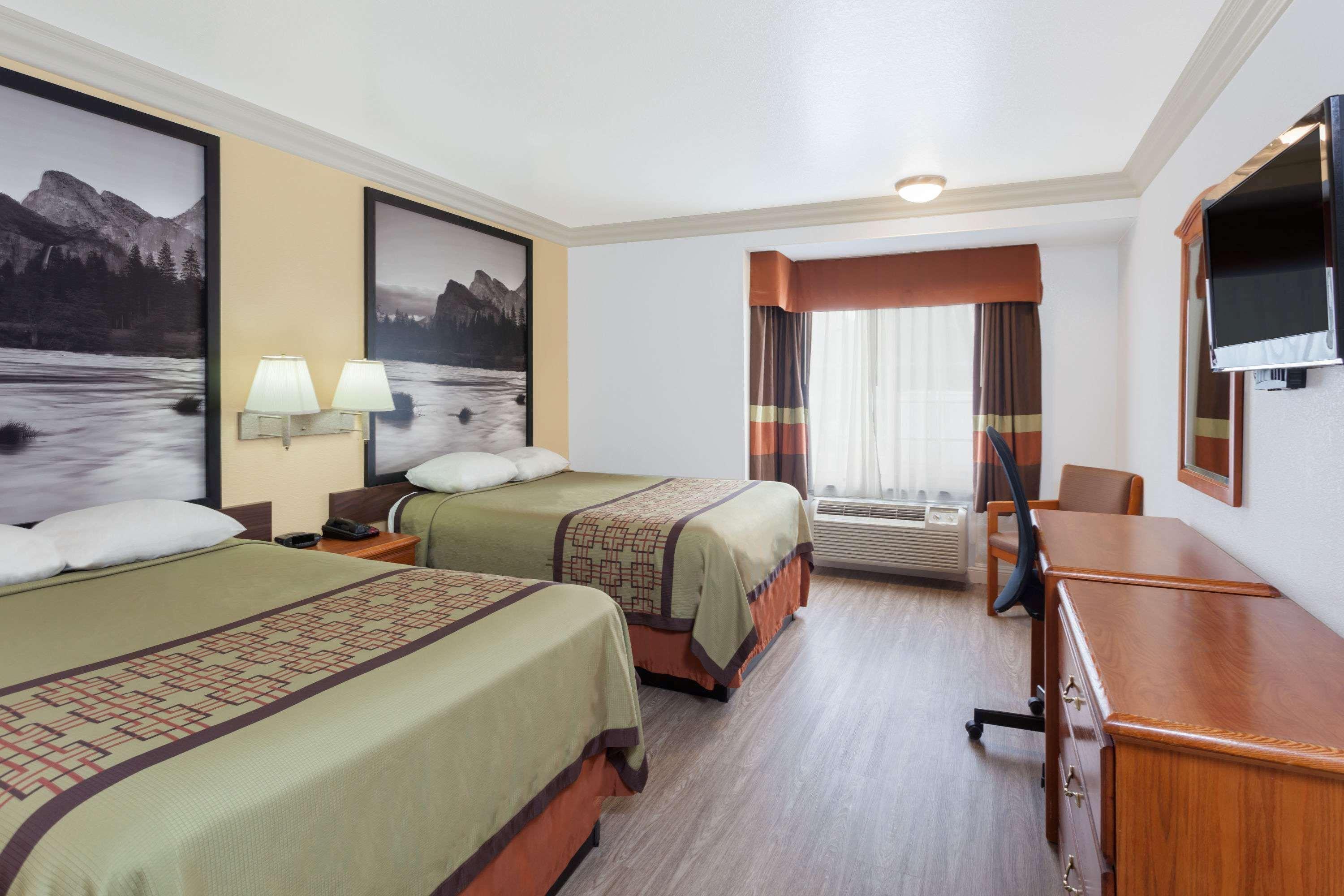 Super 8 By Wyndham Santa Clarita/Valencia Motel Dış mekan fotoğraf