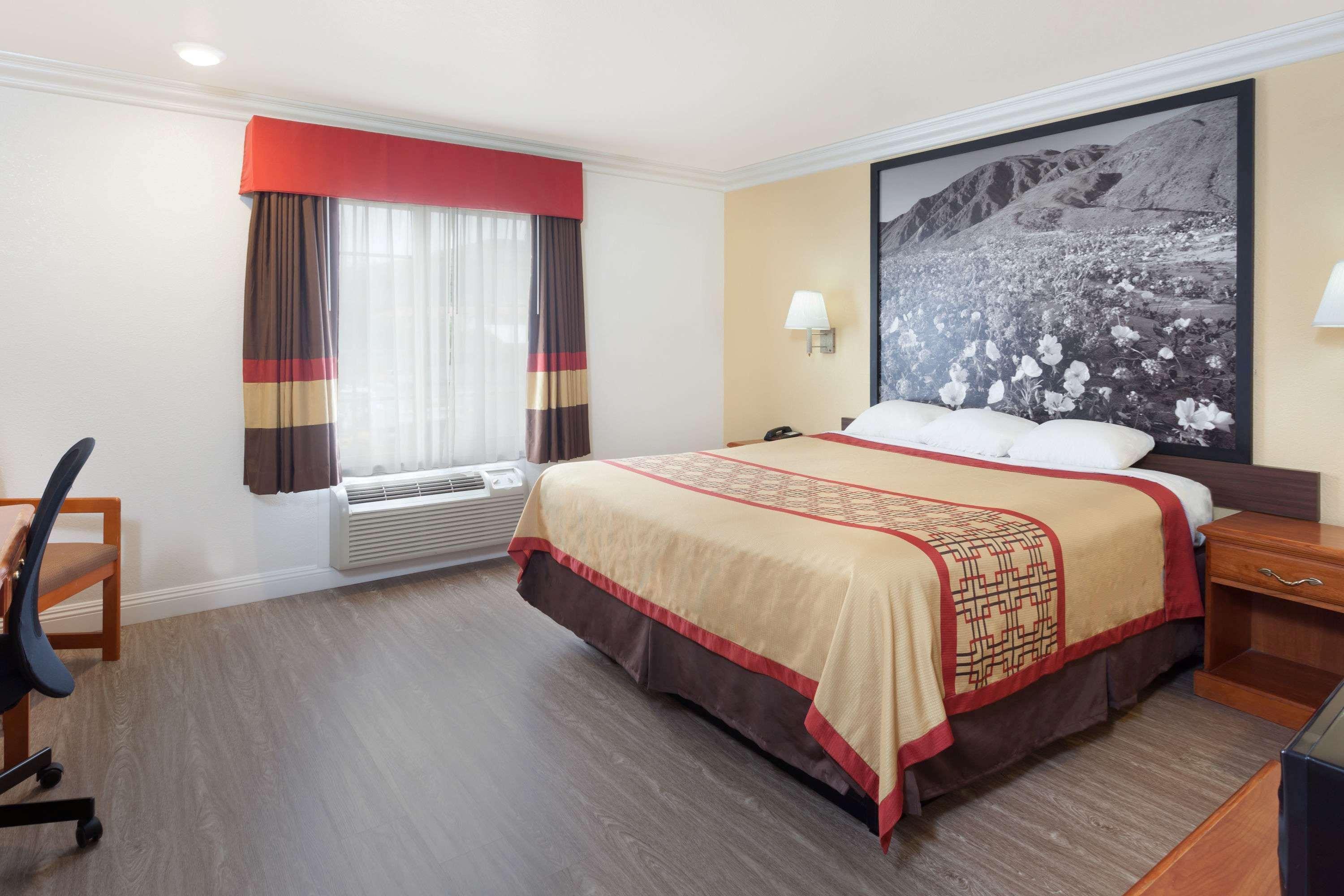 Super 8 By Wyndham Santa Clarita/Valencia Motel Dış mekan fotoğraf