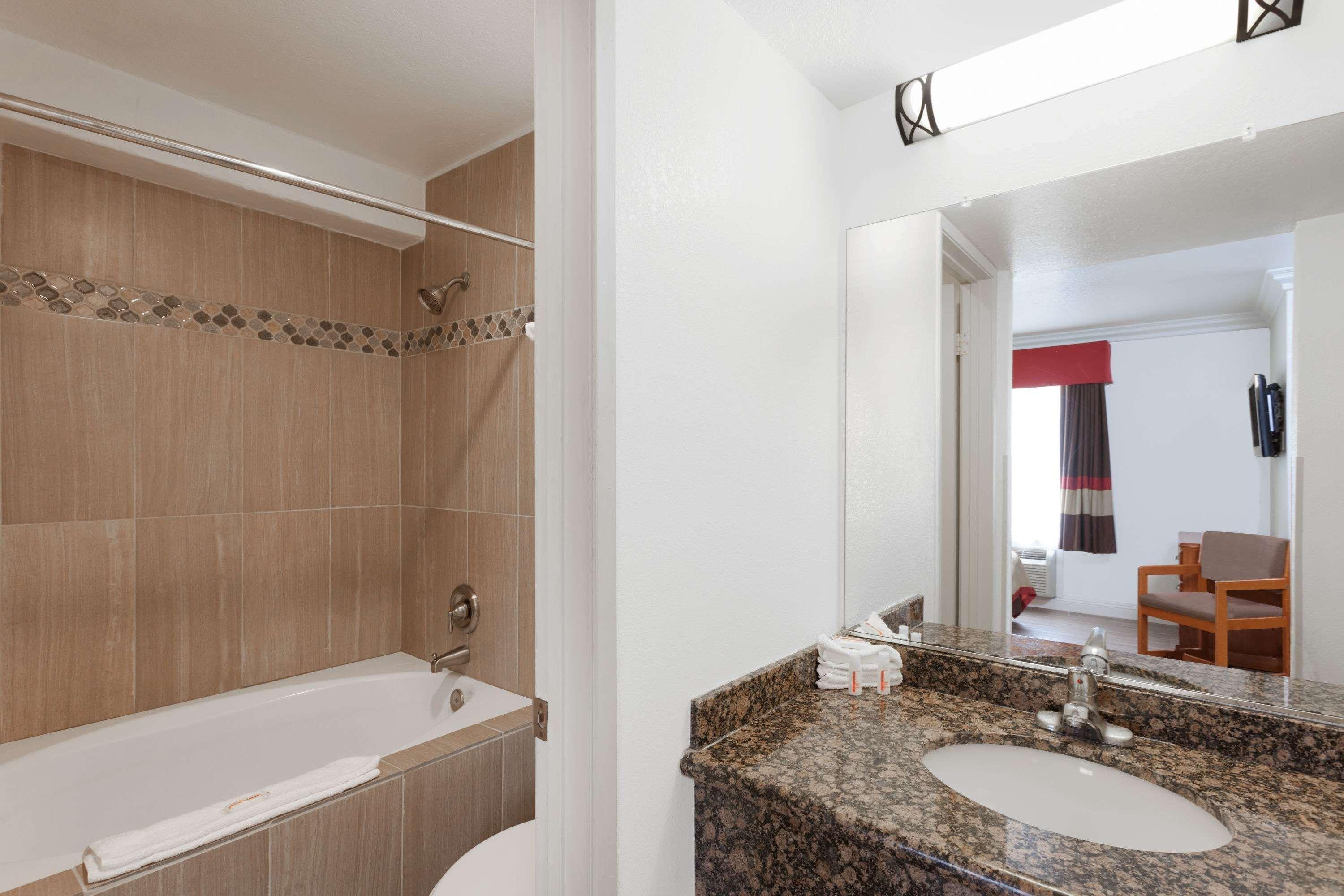 Super 8 By Wyndham Santa Clarita/Valencia Motel Dış mekan fotoğraf