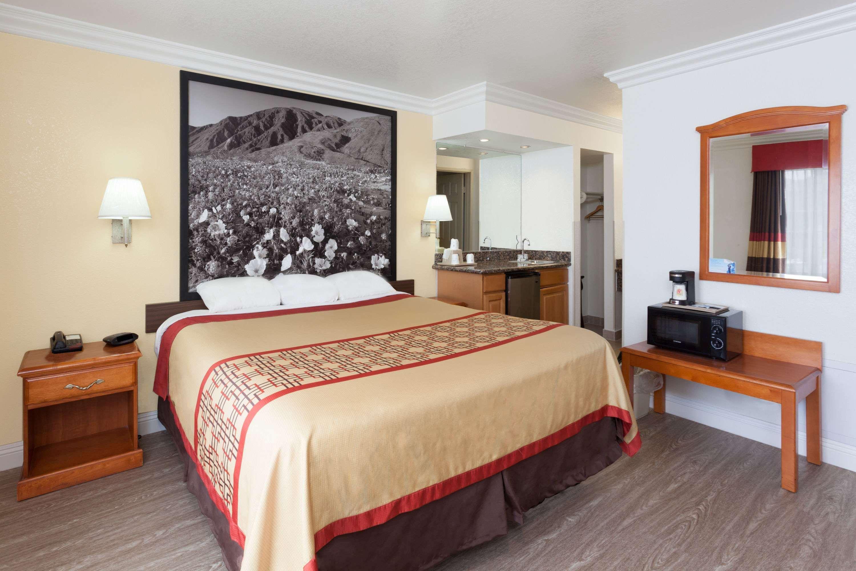 Super 8 By Wyndham Santa Clarita/Valencia Motel Dış mekan fotoğraf