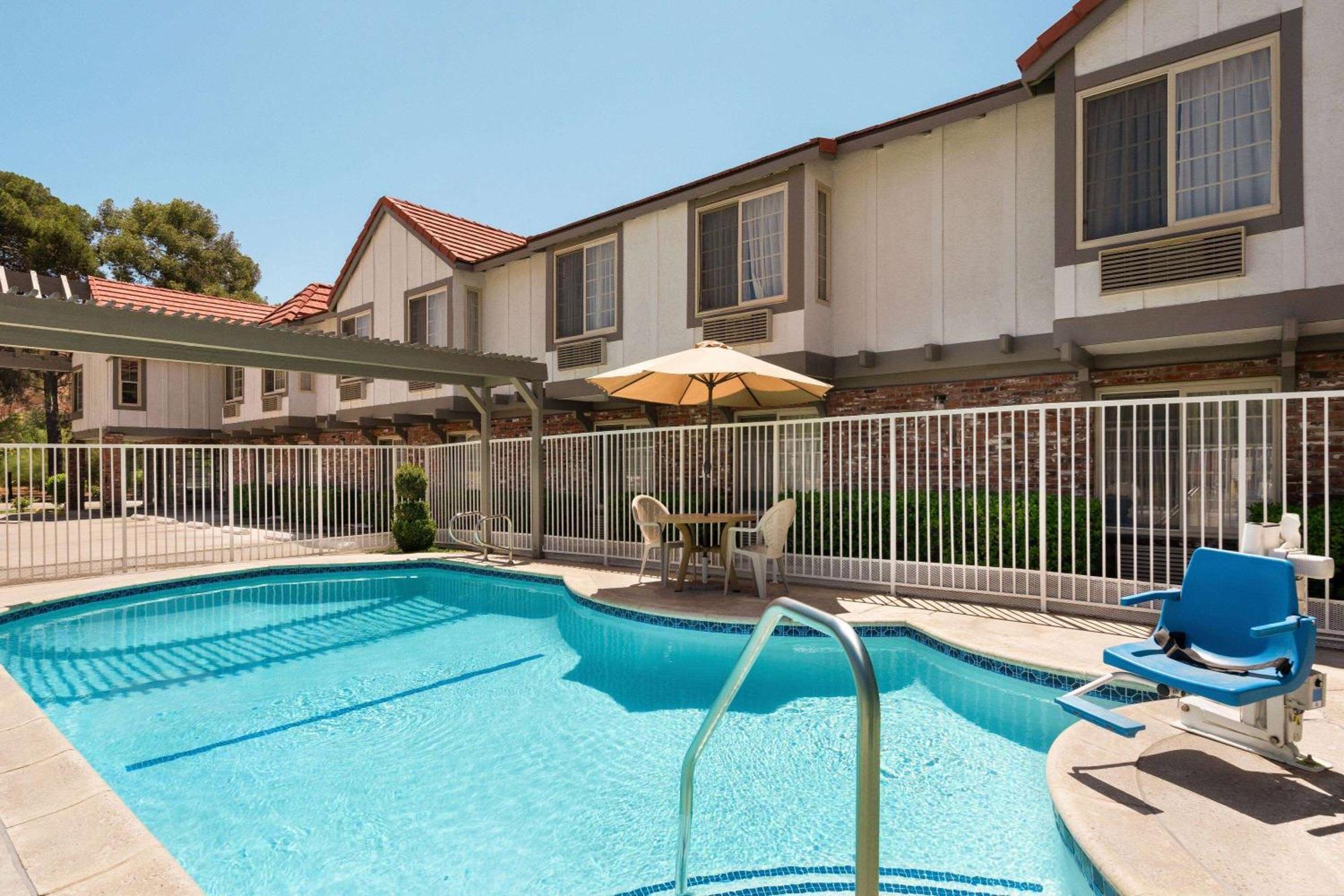 Super 8 By Wyndham Santa Clarita/Valencia Motel Dış mekan fotoğraf