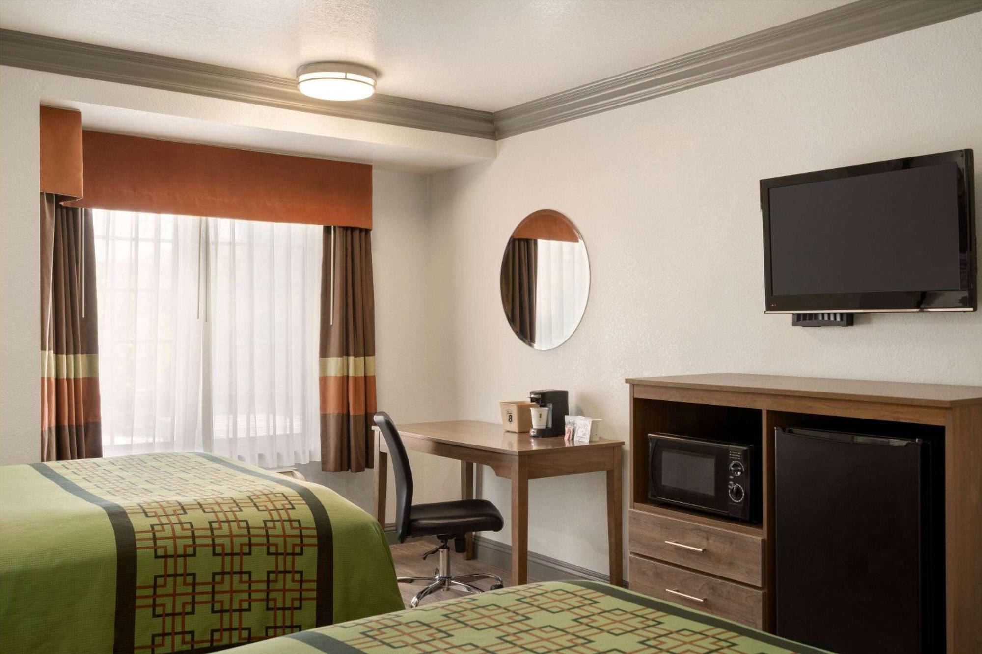 Super 8 By Wyndham Santa Clarita/Valencia Motel Dış mekan fotoğraf