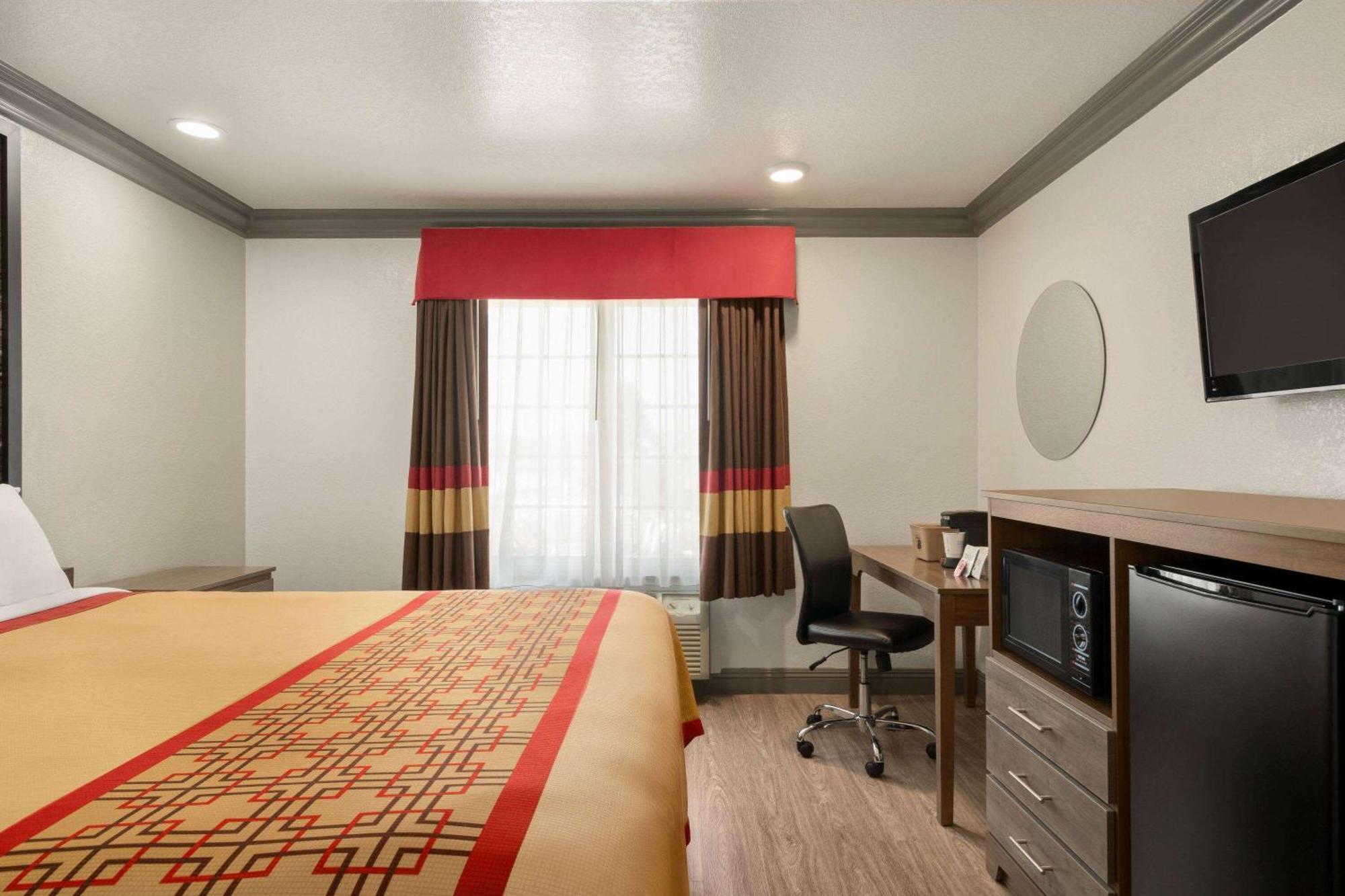 Super 8 By Wyndham Santa Clarita/Valencia Motel Dış mekan fotoğraf
