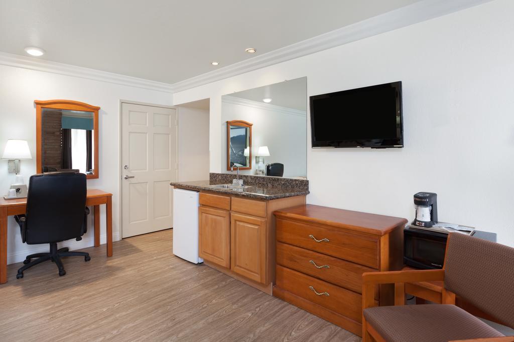 Super 8 By Wyndham Santa Clarita/Valencia Motel Dış mekan fotoğraf